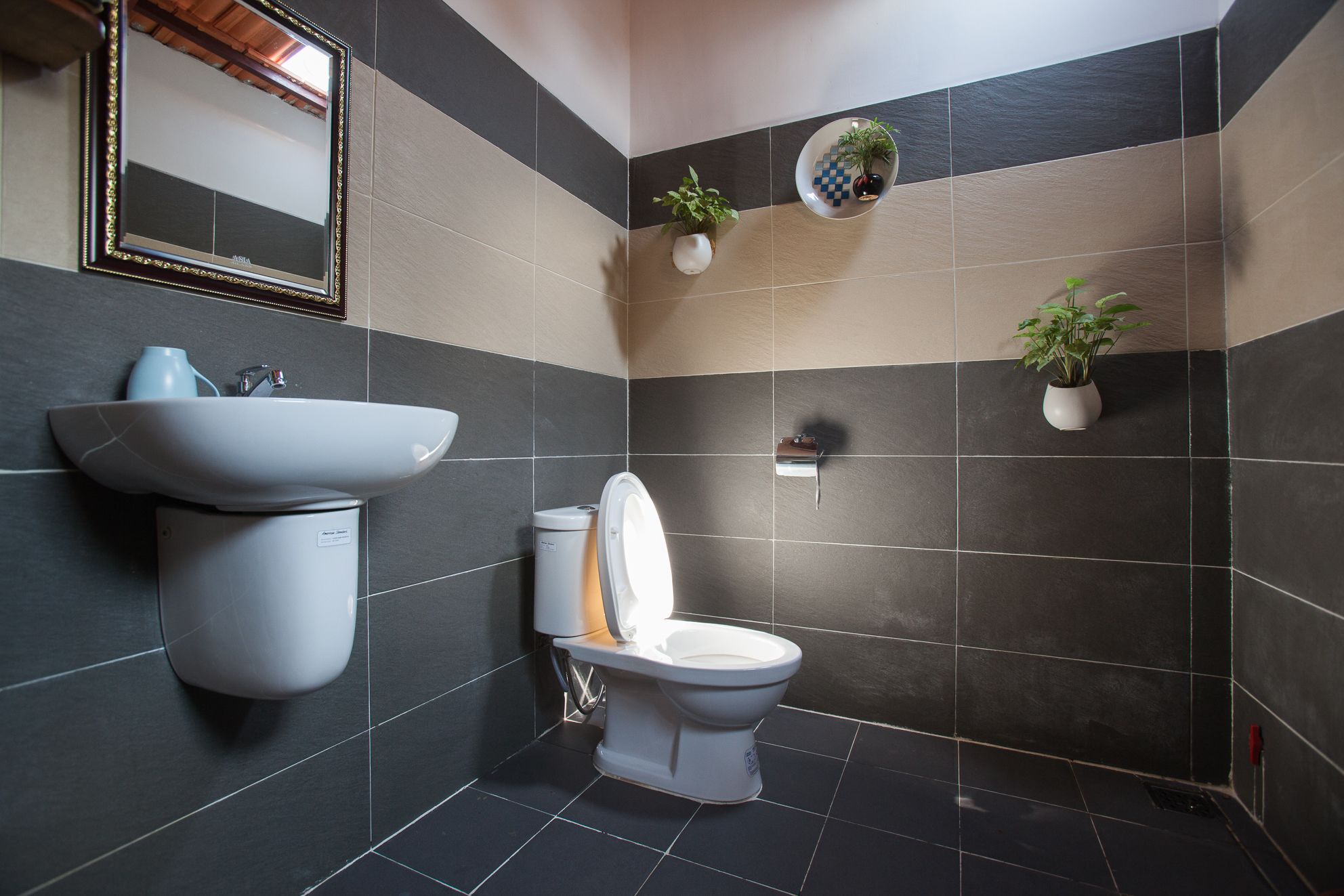 bungalow, partial sea view | bathroom | shower, free toiletries, hair dryer, slippers