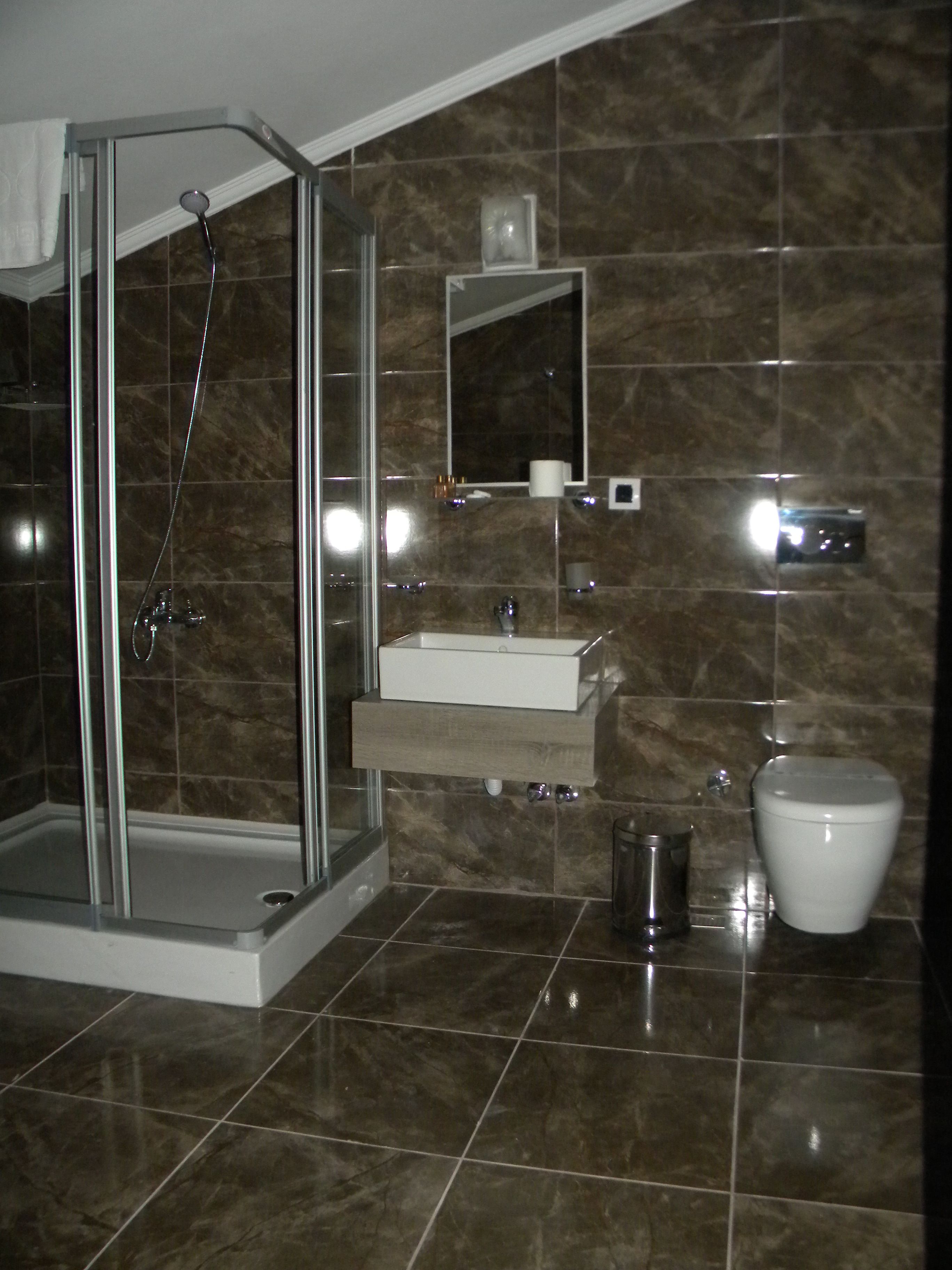 Einzelzimmer | Badezimmer | Dusche, kostenlose Toilettenartikel, Haartrockner, Hausschuhe