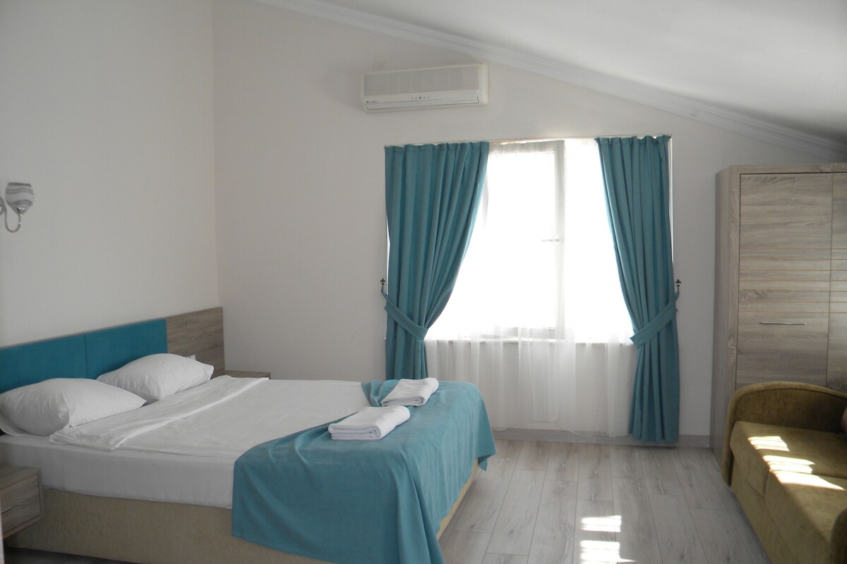 Minibar, in-room safe, WiFi (free)