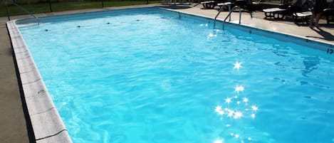 Piscine extérieure (ouverte en saison), parasols de plage