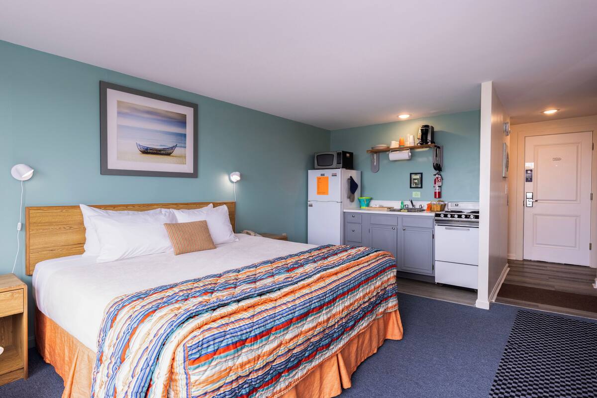 Kitchenette  / Private Balcony Room 1 King Bed | Premium bedding, pillowtop beds, blackout drapes