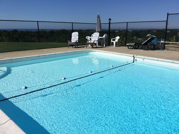 Alberca al aire libre por temporada y sombrillas en la alberca 