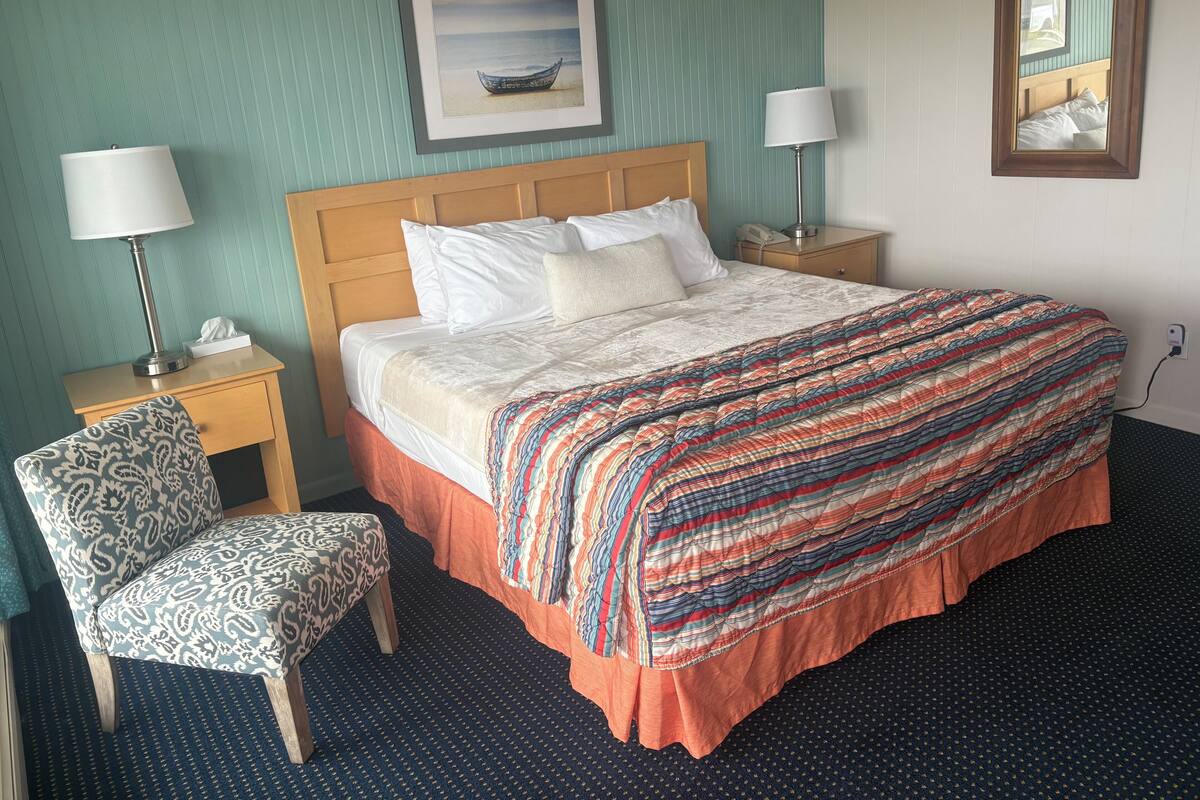 Standard Room, 1 King Bed | Premium bedding, pillowtop beds, blackout drapes