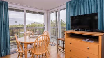 Deluxe Room Kitchenette / Private Balcony 2 Queen Beds & 1 Sofa Bed