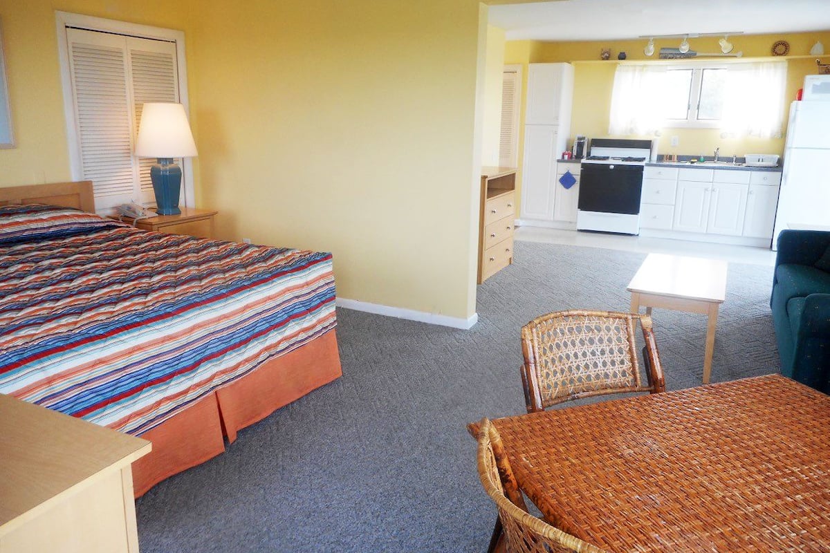 Deluxe Room Kitchenette / Private Balcony 1 King Bed & 1 Sofabed | Premium bedding, pillowtop beds, blackout drapes, iron/ironing board