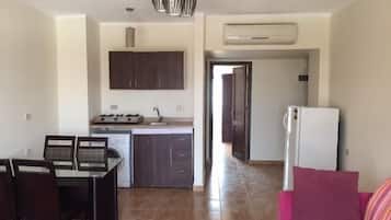 Apartemen Standar, 1 Tempat Tidur King, Boleh Merokok, pemandangan resor | Makan di kamar