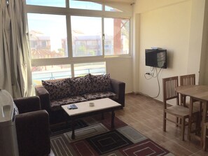 Departamento estándar, 1 cama King size, para fumadores, vista al resort | Sala de estar | Televisión de pantalla plana