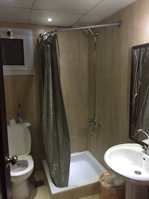 A bathroom with a shower, toilet, and sink. - Gold Sharm Residence (Sharm El Sheikh)