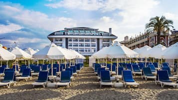 Privatstrand in der Nähe, Liegestühle, Sonnenschirme, Strandtücher