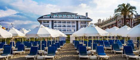 Playa privada en los alrededores, camastros y sombrillas