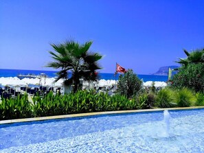 Plage privée à proximité, chaises longues, parasols, serviettes de plage