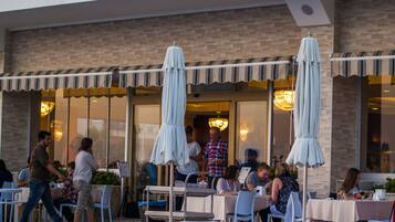 Außenpool (je nach Saison geöffnet), Sonnenschirme, Liegestühle