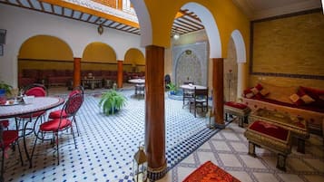 Breakfast, lunch, dinner served; international cuisine