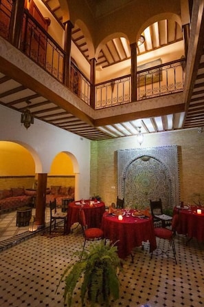 Café da manhã, almoço e jantar; culinária internacional