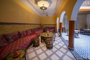 供应早餐、午餐和晚餐