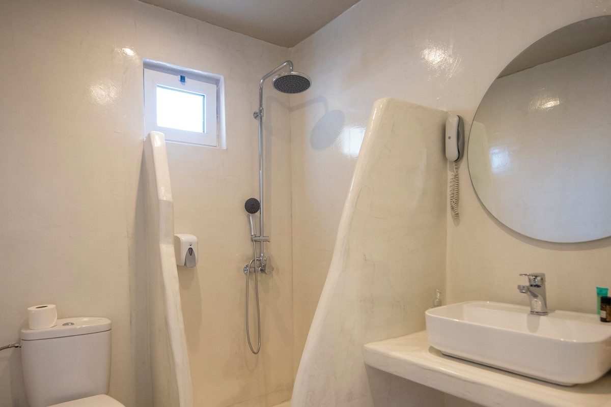 Un baño con inodoro, ducha y lavamanos.