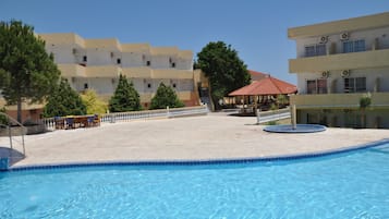 Doppelzimmer | Pool | 2 Außenpools, Sonnenschirme, Liegestühle