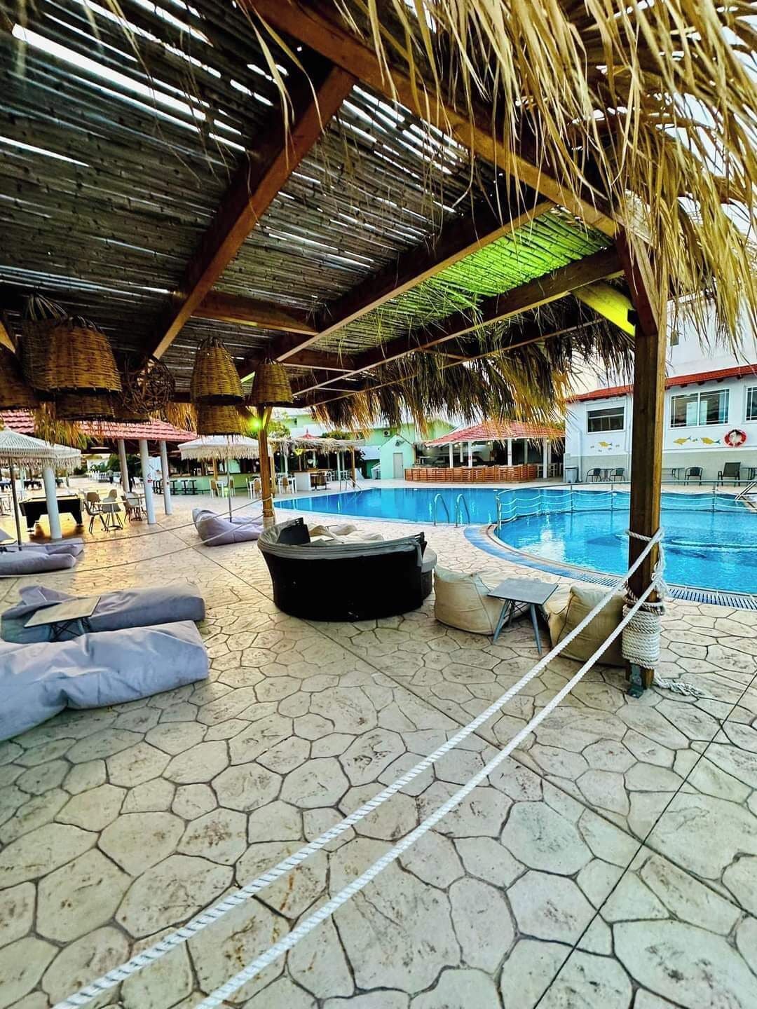 2 piscinas externas, guarda-sóis, espreguiçadeiras