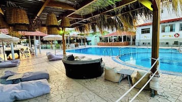 2 piscinas externas, guarda-sóis, espreguiçadeiras