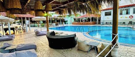 2 utendørsbassenger, bassengparasoller og solsenger