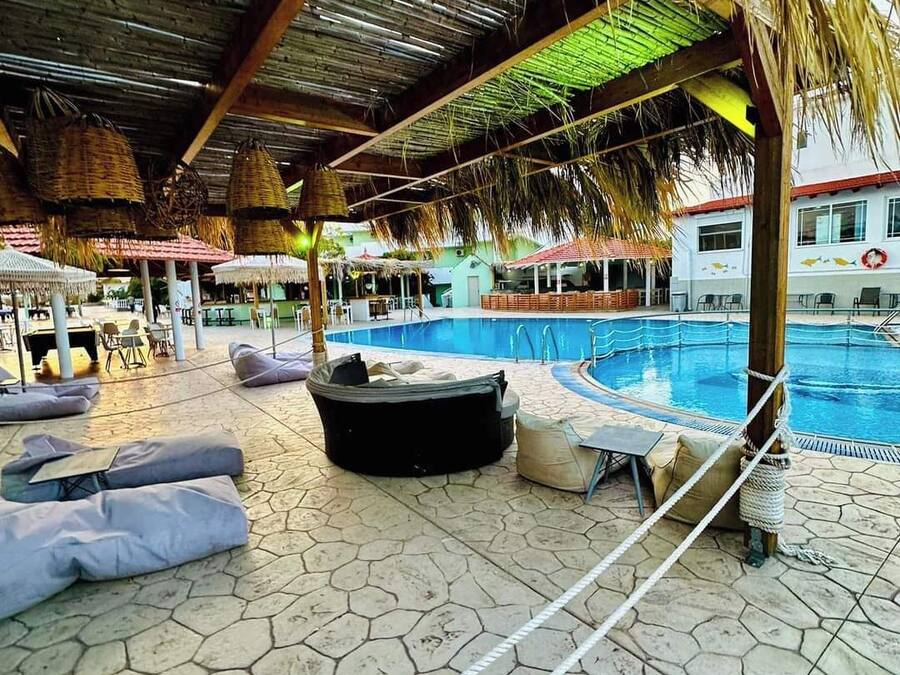 2 AuĂenpools, Sonnenschirme, LiegestĂŒhle