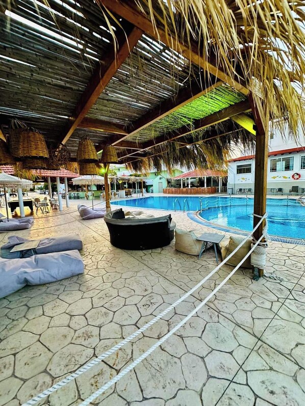 2 من حمّامات السباحة الخارجية، مظلات على حمّام السباحة، مقاعد للتشمس