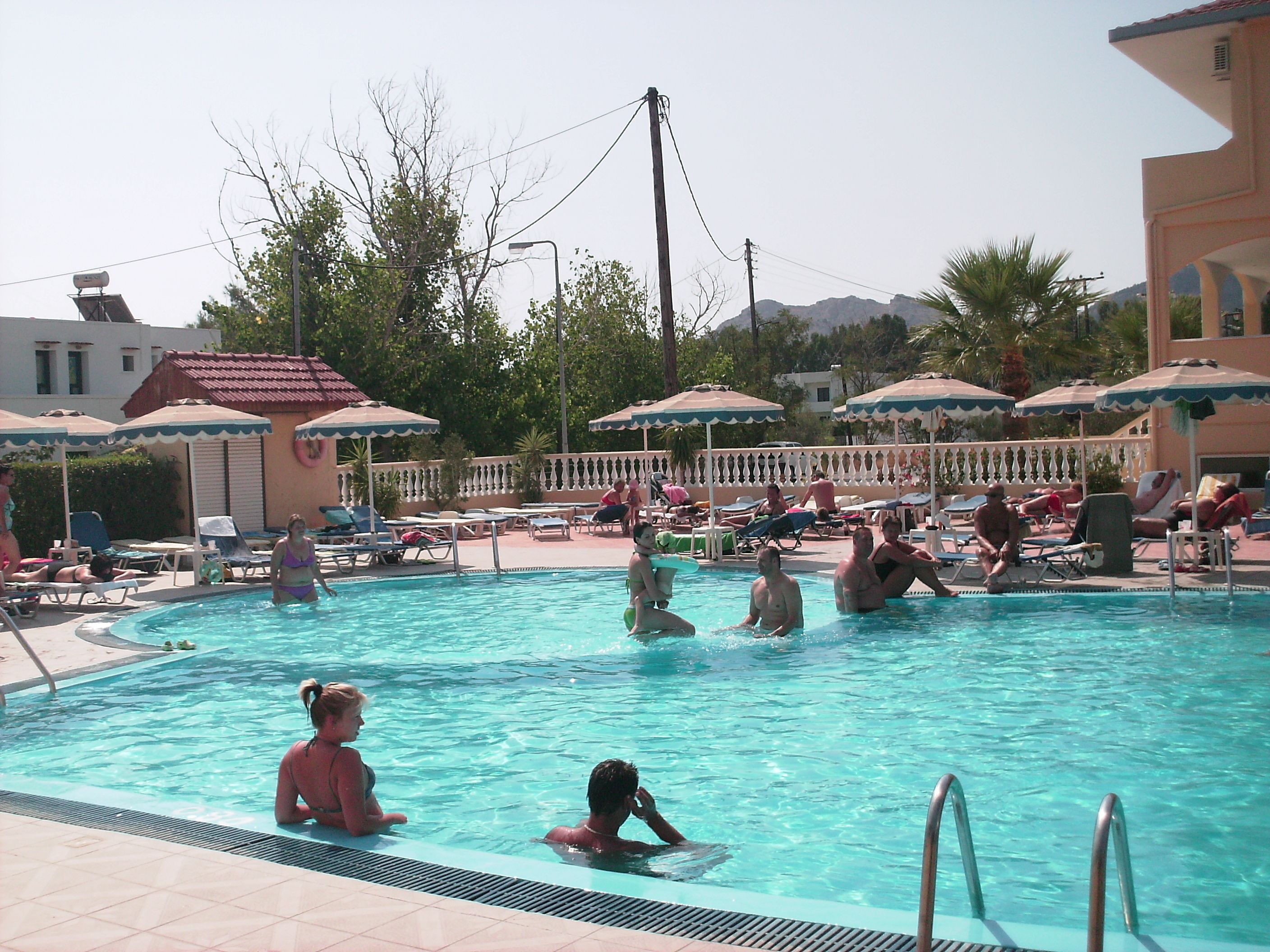 2 piscinas al aire libre, sombrillas, sillones reclinables de piscina