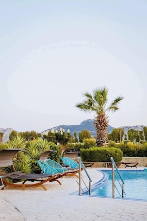 2 piscinas al aire libre, sombrillas, sillones reclinables de piscina