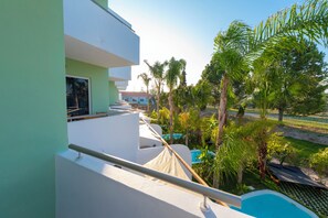 Cribs/infant beds, rollaway beds, WiFi, bed sheets - Fantasy (Rhodes)