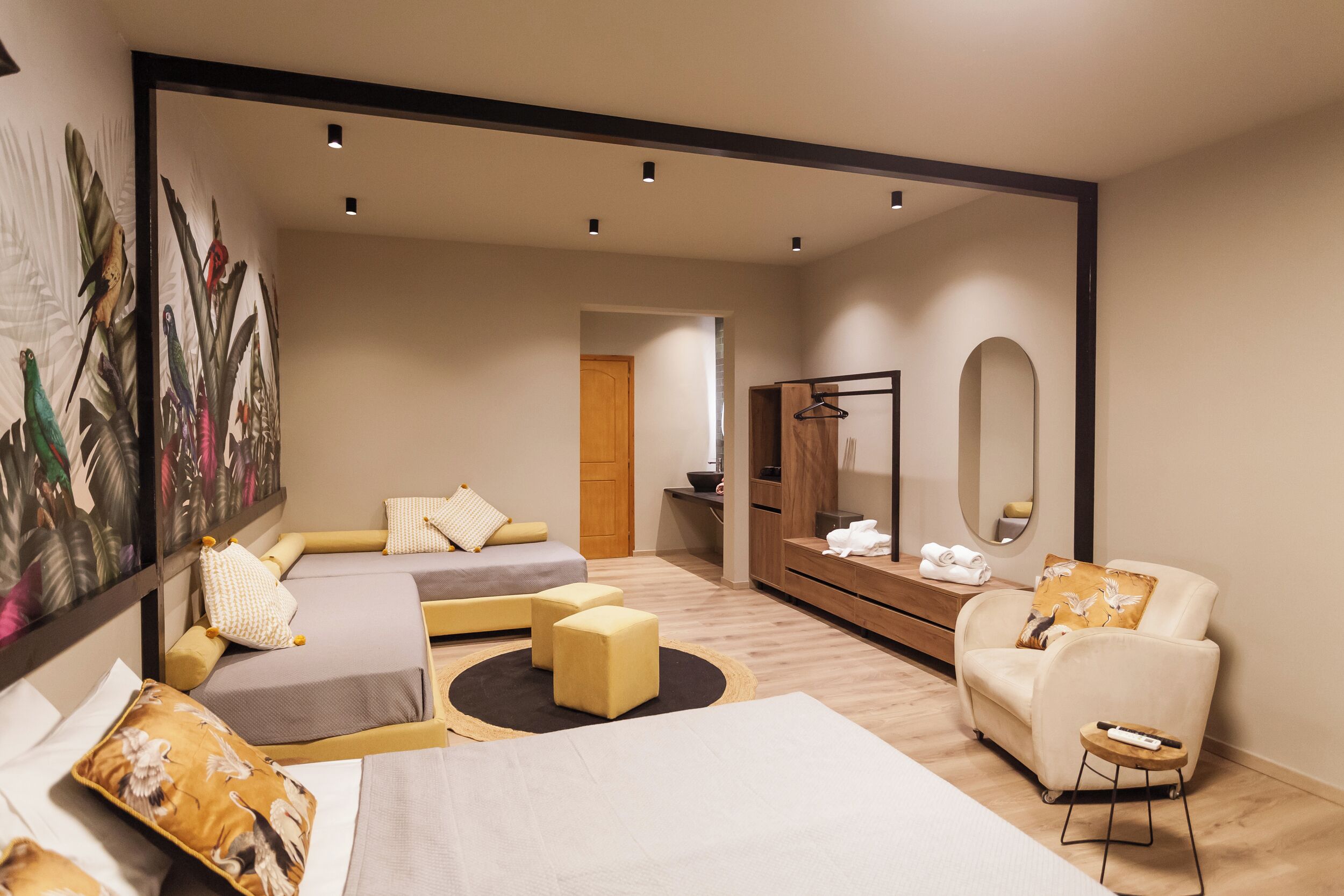 أسرّة أطفال/رضّع وأسرّة ق ابلة للطي وواي فاي وملاءات أسرّة