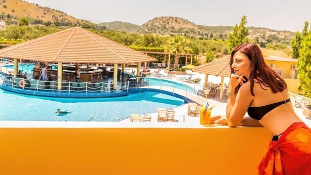 2 piscinas al aire libre, sombrillas, sillones reclinables de piscina