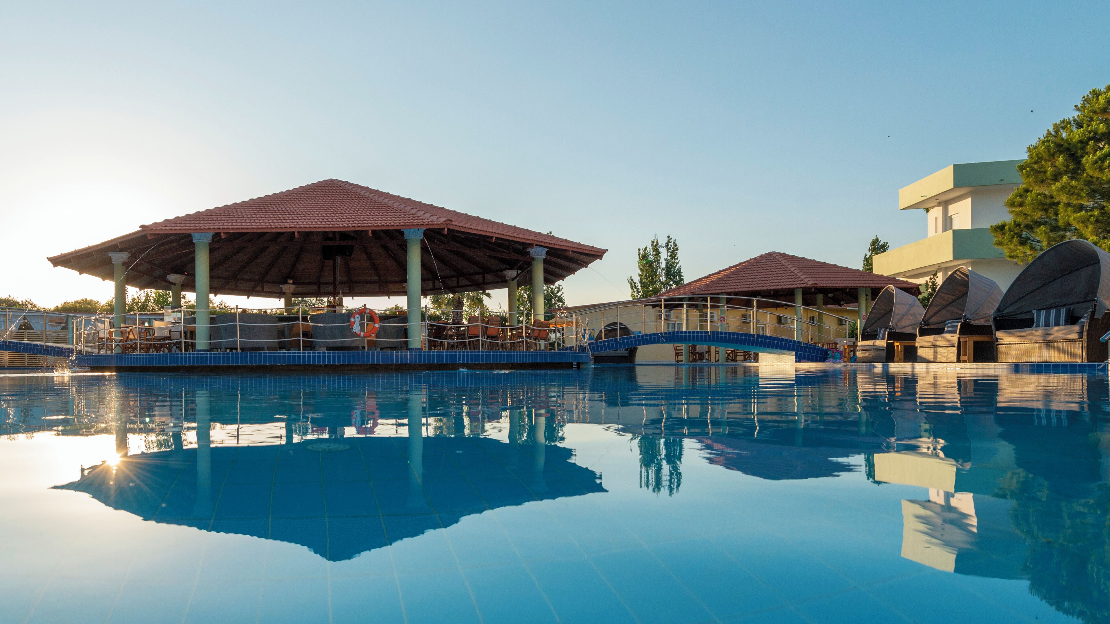 2 من حمّامات السباحة الخارجية، مظلات على حمّام السباحة، مقاعد للتشمس