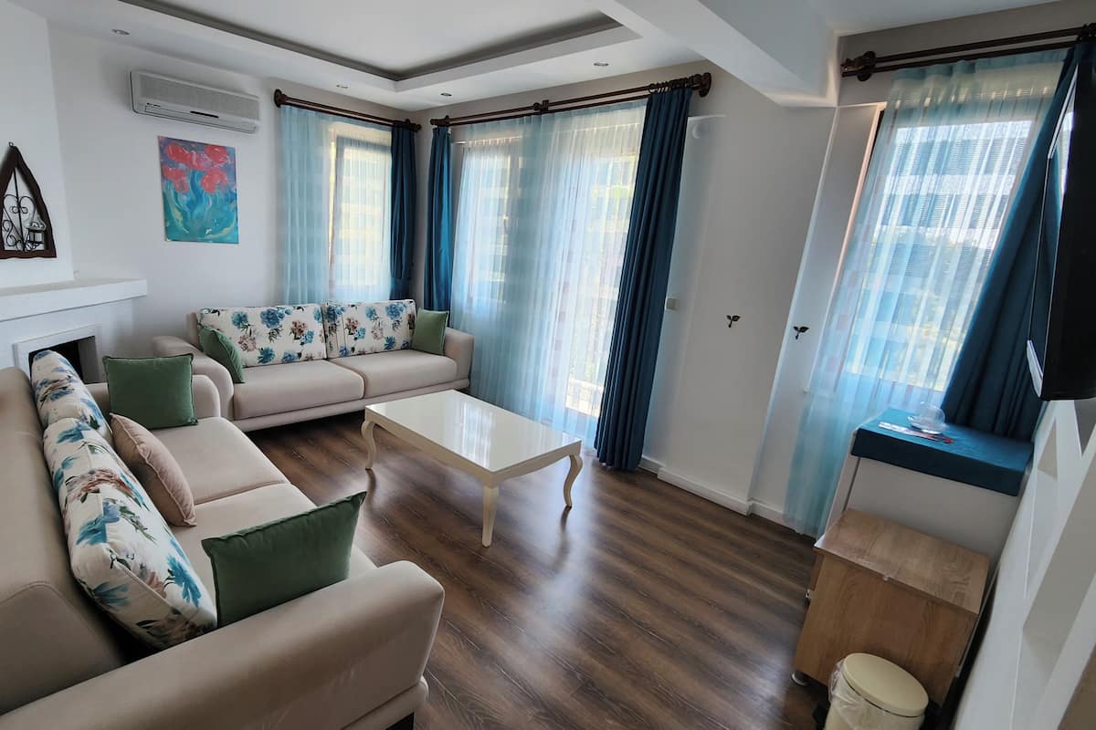 Una sala de estar con un sofá, una mesa de centro y un televisor.