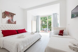 Ropa de cama de alta calidad y caja de seguridad en la habitación 