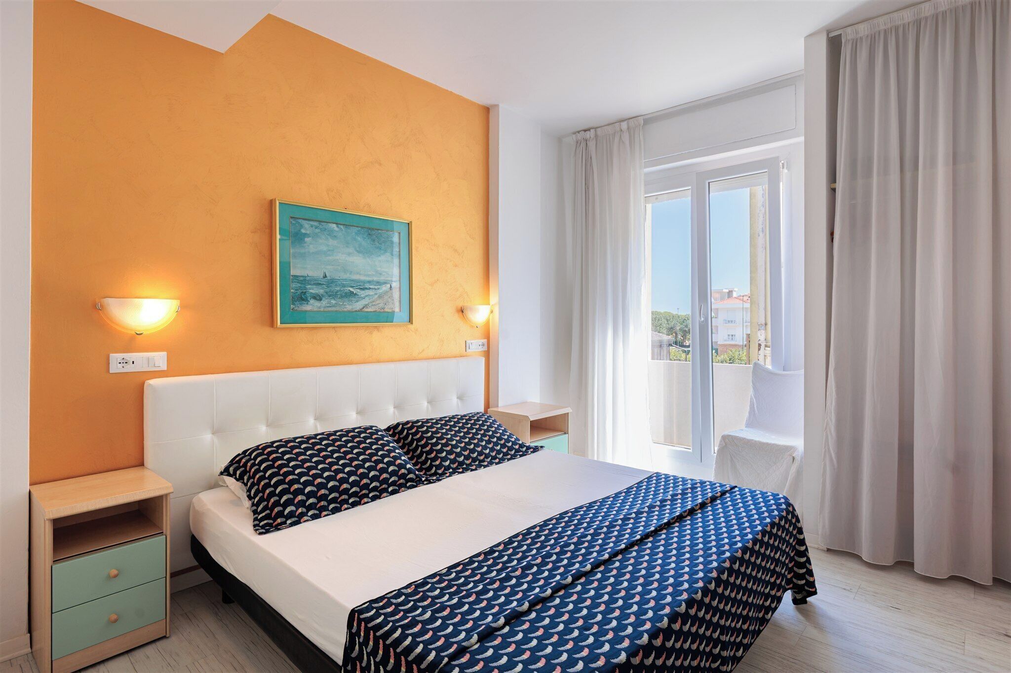 Ropa de cama de alta calidad y caja de seguridad en la habitación 