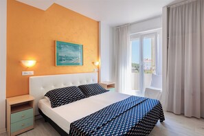 Økonomi-dobbeltrom | Sengetøy av topp kvalitet, safe på rommet og skrivebord