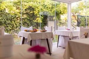 Se sirven almuerzos y cenas, cocina internacional