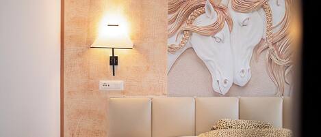 Kamar Double Ekonomi | Seprai premium, brankas, meja kerja, dan tirai kedap cahaya