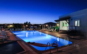 Outdoor pool, pool umbrellas, sun loungers - Bitez Marina Hotel (Bodrum)
