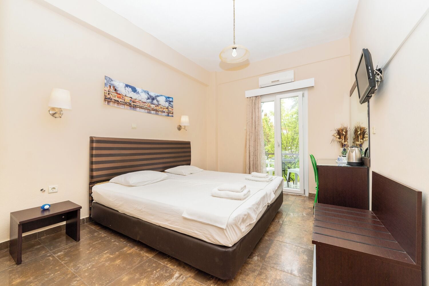 Tweepersoonskamer, uitzicht op tuin | Een kluis op de kamer, een bureau, geluiddichte muren