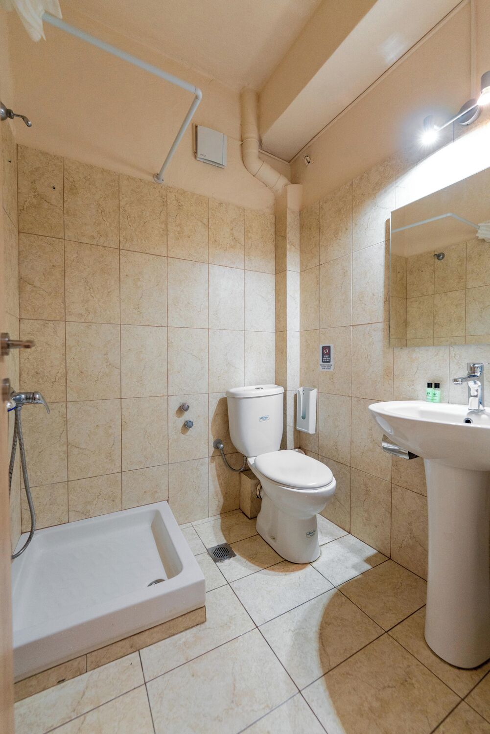 Une salle de bain avec une baignoire, des toilettes et un lavabo.