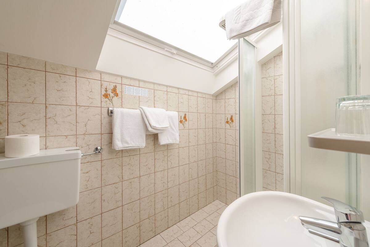 economy double room, 1 bedroom | premium bedding, minibar, in-room safe, desk