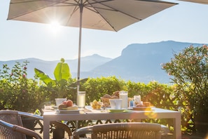 Café da manhã com buffet grátis todos os dias