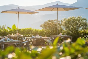 Free daily buffet breakfast - Garni Hotel Ritterhof (Termeno Sulla Strada del Vino)