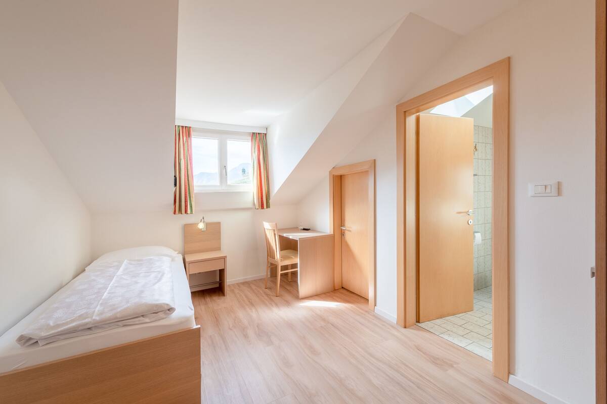 budget single room | premium bedding, minibar, in-room safe, desk