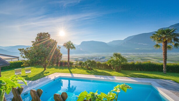 A swimming pool with a view of mountains and a clear sky. - Garni Hotel Ritterhof (Termeno Sulla Strada del Vino)