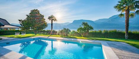 Piscine extérieure, chaises longues