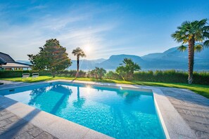 Outdoor pool, sun loungers - Garni Hotel Ritterhof (Termeno Sulla Strada del Vino)