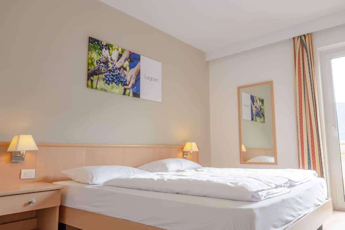 Economy tweepersoonskamer, 1 slaapkamer | Luxe beddengoed, een minibar, een kluis op de kamer, een bureau