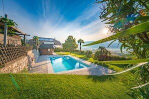 Outdoor pool, sun loungers - Garni Hotel Ritterhof (Termeno Sulla Strada del Vino)